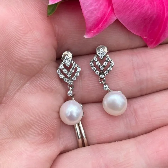 Pearl Earrings​​ - Picture 3 of 6